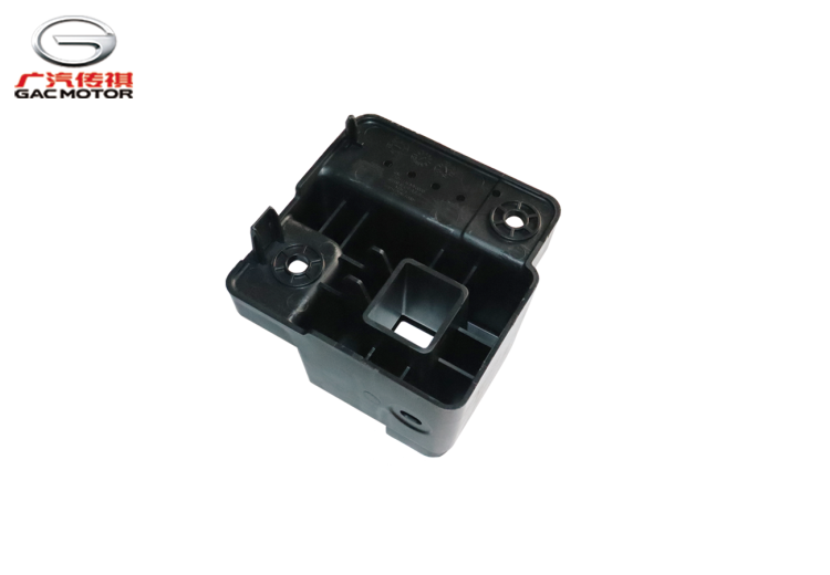 Левый центральный кронштейн крепления переднего бампера GAC M8