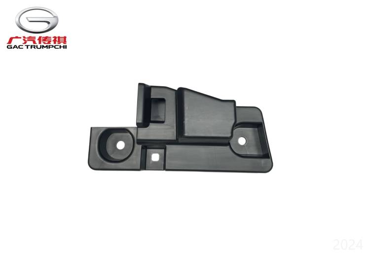 Левый центральный кронштейн крепления переднего бампера GAC GS3