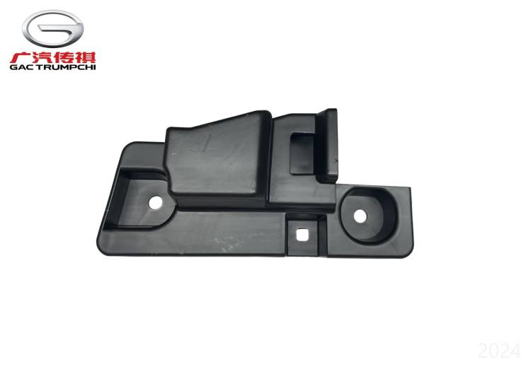 Правый центральный кронштейн крепления переднего бампера GAC GS3