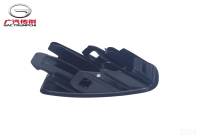 Декоративная накладка в нижней части ручки на левой стойке B — Элегантный черный. GAC M8