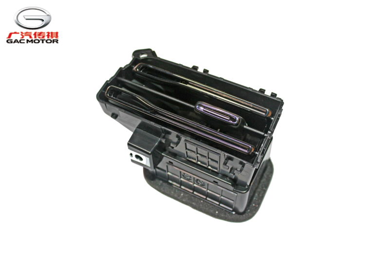 Центральное правое воздуховыпускное отверстие приборной панели — Горы в облаках и жемчужные капли воды. GAC M8