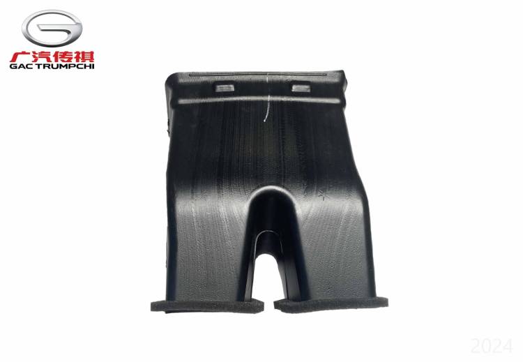 Передняя часть заднего воздуховода подачи воздуха в сторону ног GAC M8