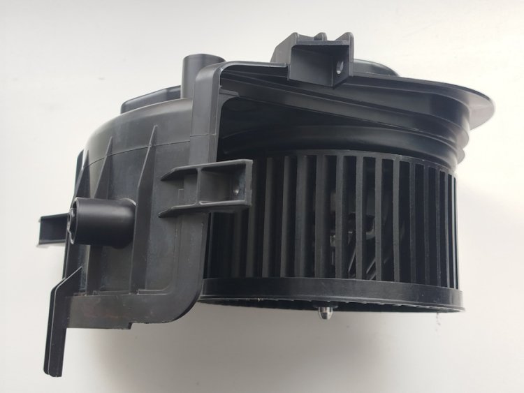 Мотор отопителя Volkswagen Golf и Polo 1H1820021