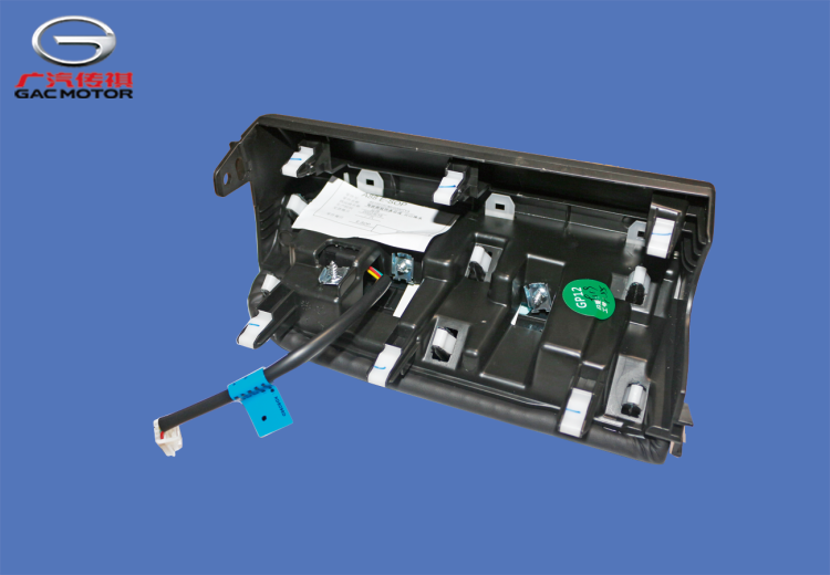 Декоративная панель со стороны водителя — Горы в облаках и жемчужные капли воды. GAC M8