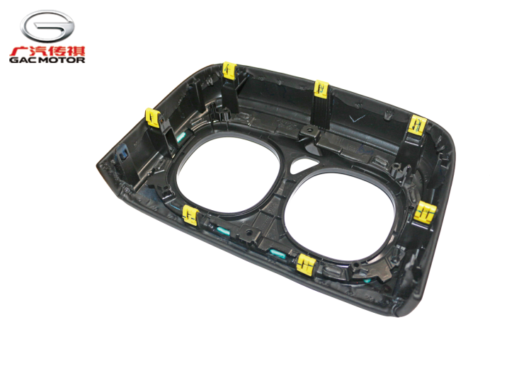 Держатель стаканов в задней части центральной консоли — Горы в облаках и жемчужные капли воды. GAC M8