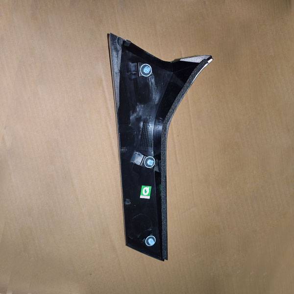 НАКЛАДКА СТОЙКИ ЗАДНЕЙ ПРАВОЙ T1E